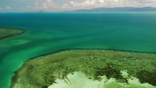Blick auf erstaunliche Korallenriffe. Malerischer Drohnenblick auf das ruhige blaue Meer und wunderschöne Korallenriffe