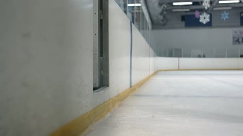 Une jeune femme termine son entraînement et quitte la glace