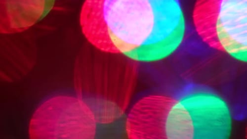 Animación en cámara lenta abstracta rosa con luces bokeh en movimiento.