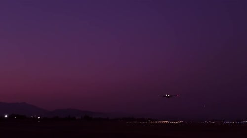 Despegue de avión desde pista con precioso atardecer de fondo.