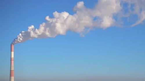 Schornstein der Fabrik und Clear Sky Umweltverschmutzung