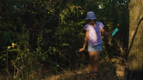 Foto de rastreamento da menina em busca de aventura na floresta descobre o mundo circundante