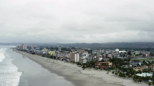 Vista aérea de uma praia no Oceano Pacífico do Equador