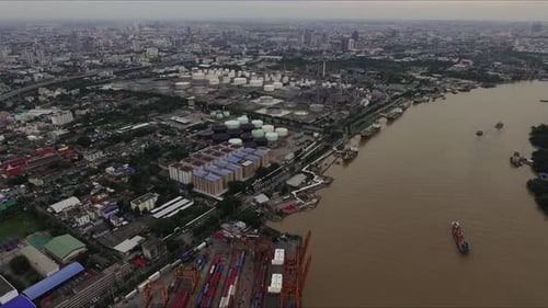 Vista aérea de la refinería de petróleo o refinería de petróleo, planta de procesamiento industrial y productos derivados del petróleo