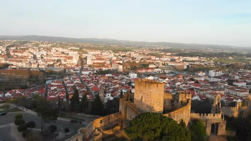 Vue aérienne par Drone de la ville de Tomar, du château des Templiers et du couvent du Christ, Portugal
