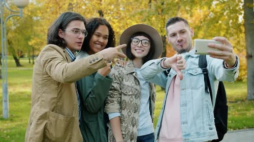 Zeitlupe verspielter Jugendlicher, die Spaß im Freien haben und Selfie