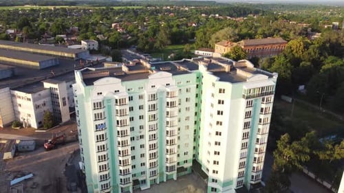 Luftaufnahme eines modernen städtischen Mehrfamilienhauses in Europe City