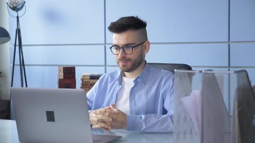 Nahaufnahme: Mann, der Videokonferenztechnologie im Home Office für Videoanrufe nutzt