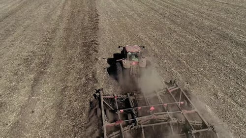 Champs de labour pour tracteurs - Préparation du terrain pour l'ensemencement