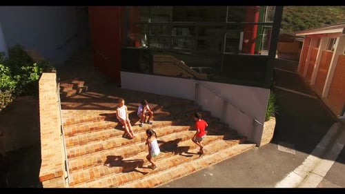 Crianças da escola sentadas na escada da escola