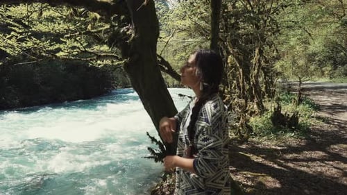 Nettes Mädchen, das den Fluss beobachtet.
