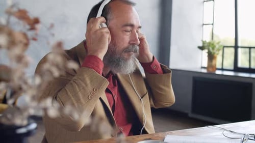 Stilvoller Senior Writer entspannt nach der Arbeit