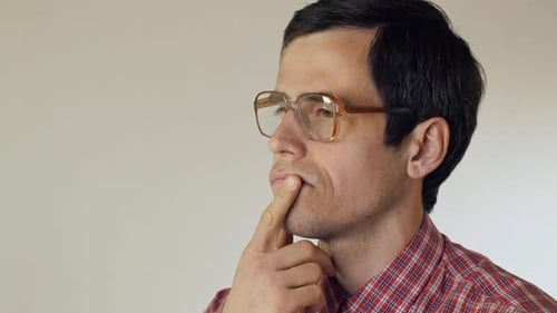 Retro-Mann mit Brille denkt
