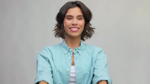 Mujer joven sonriente con letrero verde de reciclaje