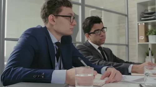 Geschäftsleute machen sich Notizen