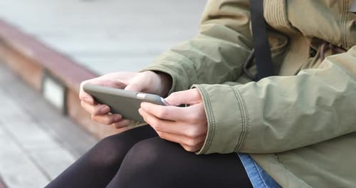 Frau nutzt Smartphone