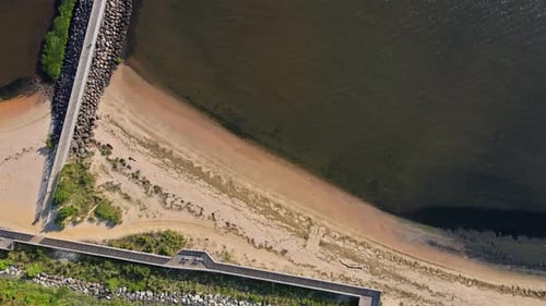 Plage de sable jaune avec vagues sur la mer bleue vue depuis une hauteur