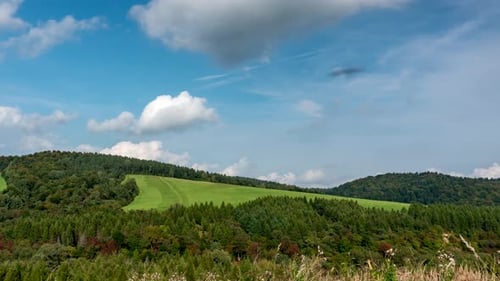 Wolken und Schatten bewegen sich.