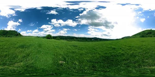 Realidad virtual en 360 grados de un hermoso lapso de tiempo en una pradera montañosa en verano u otoño