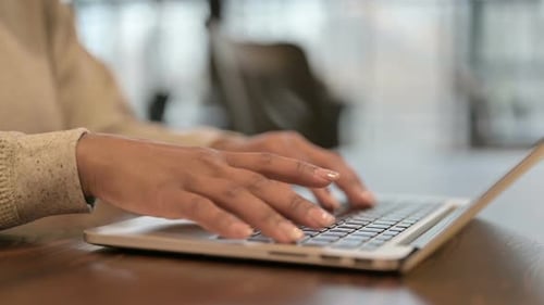 Nahaufnahme weiblicher Hände beim Tippen auf Laptop