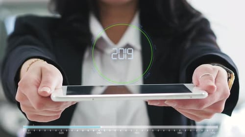 Word 2019 auf dem virtuellen Bildschirm in den Händen eines Mädchens. Future Concept HUD Elements