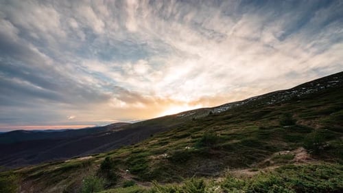 Time lapse avec de beaux nuages rapides au lever du soleil