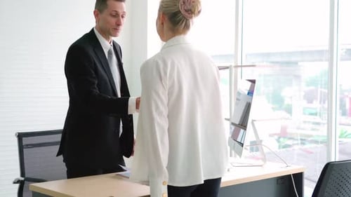 Poignée de main du demandeur d'emploi et du responsable lors d'un entretien d'embauche