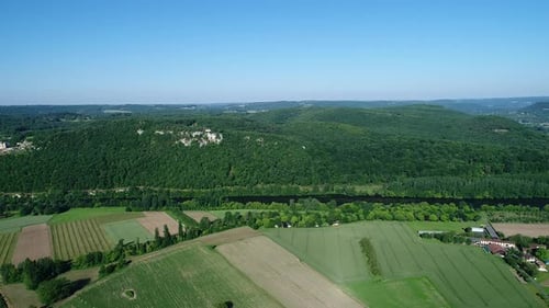 Vue aérienne de la vallée du château en Périgord Noir en France