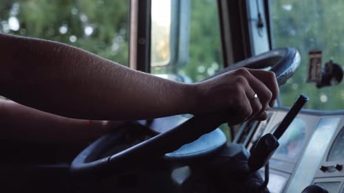 Nicht wiederzuerkennender Mann hält seine Hände am Lenkrad und fährt Auto auf der Landstraße auf warm