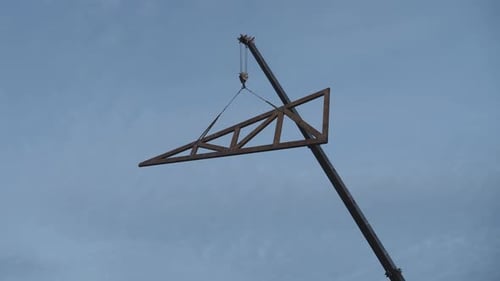 Bauarbeiten. Installation eines Holzfachwerks auf dem Dach eines Privathauses.