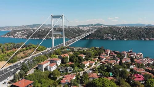 Luftaufnahme der Fatih-Sultan-Mehmet-Brücke und des Autoverkehrs
