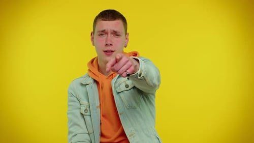 Mann lächelt aufgeregt und zeigt auf Kamera Schönheit Wählt glücklichen Gewinner, der darauf hinweist, dass