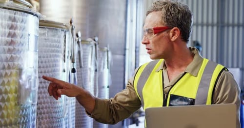 Mitarbeiter nutzen digitales Tablet
