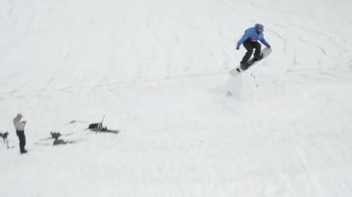 Snowboarden Cool Angle Aerial Drohne Folgen Sie dem Snowboarder beim Big Air Extreme Spinning