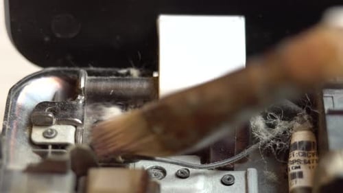 Entfernen von Staub von beweglichen Laptop-Teilen Reinigen von Laptop-Bildschirmvorhängen von Staub