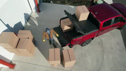 Camioneta y cajas de mudanza para contratistas