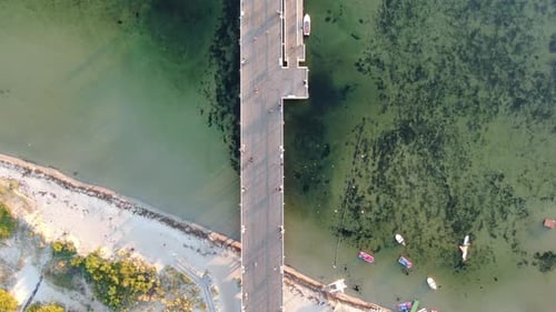 Survol de la jetée de Jastarnia sur la péninsule de Hel sur la mer Baltique en Pologne