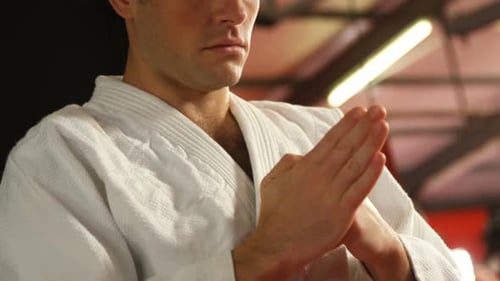 Mann übt Karate