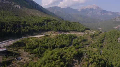 Vista aérea superior de cima na estrada rural nas montanhas