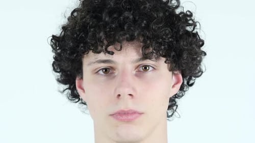 Ernstes Gesicht des jungen Mannes