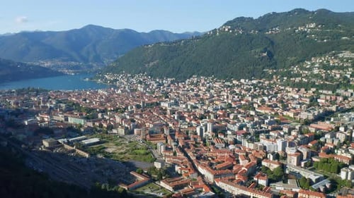 Vista aérea del castillo de Baradello, ciudad de Como, lago
