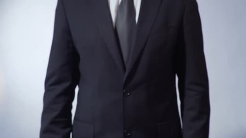 Geschäft geschrieben auf Blackboard Man in Suit hält Zeichen Führungsziele