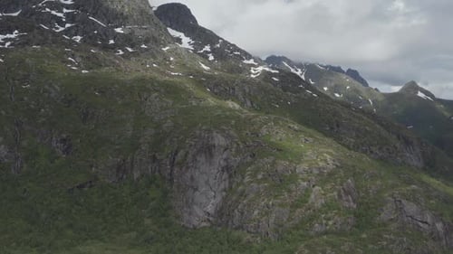 Montanhas com vegetação e neve