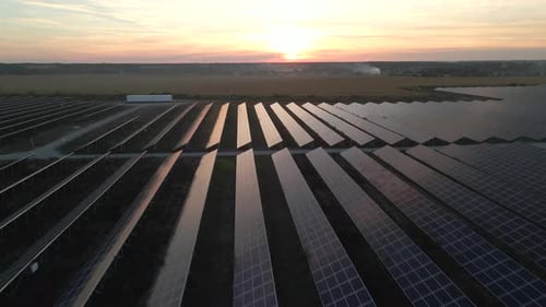 Drohne fliegt über Solarpark. Erneuerbare grüne Energie und Elektrotechnik. Bereich der Solarmodule