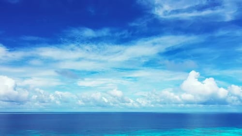 Luftbildtourismus des ruhigen Strandurlaubs an der Küste vor türkisfarbener Lagune und weißem Sandhintergrund