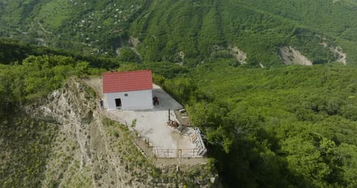 Vue en grand angle d'une église isolée et idyllique de Saint-Georges à proximité de la campagne de Tsveri.