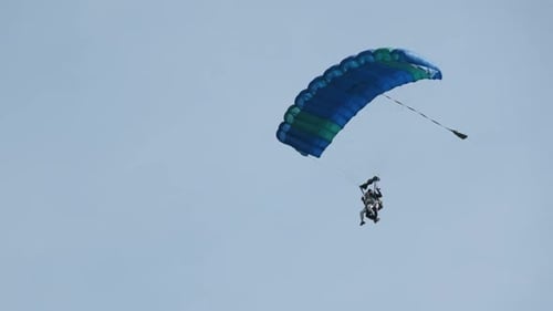 Fallschirmspringer im Tandem fliegen mit einem Fallschirm in den Himmel