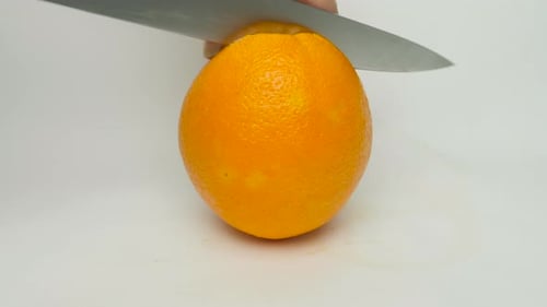Cortar una naranja por la mitad