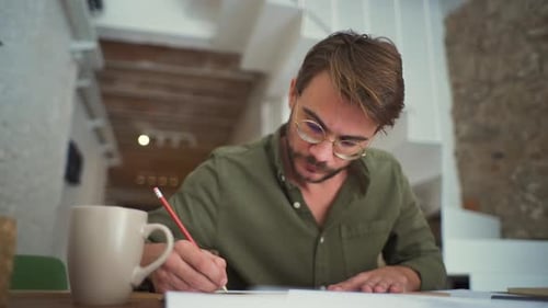 Architekt arbeitet am Schreibtisch in einem Büro