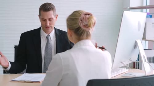 Arbeitssuchender im Vorstellungsgespräch mit dem Manager
